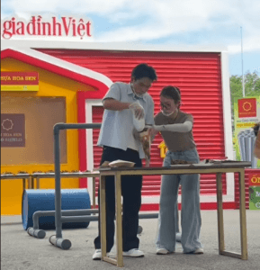khách mời mái ấm gia đình việt cùng đóng gói Lươn Chiến Thắng
